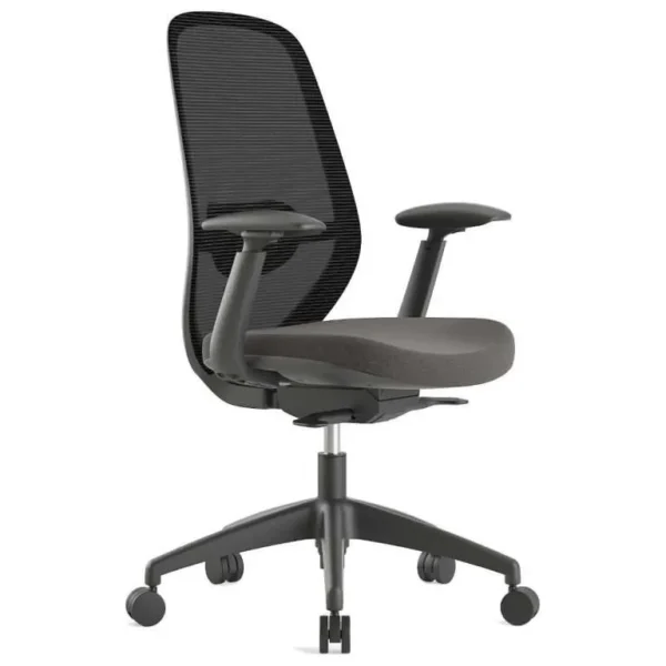 Silla Operativa Slim ergonómica con respaldo de malla y brazos regulables en oficina moderna