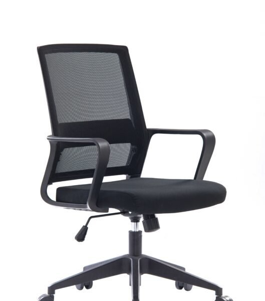 Silla Operativa Dynamic New 2.0 vista diagonal – silla ergonómica con asiento de espuma moldeada y brazos fijos.